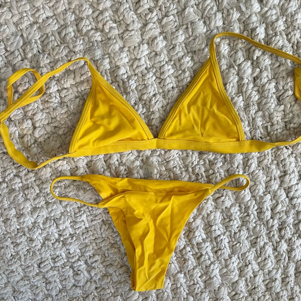 Cheeky string bikini in bright yellow/gold! Size M